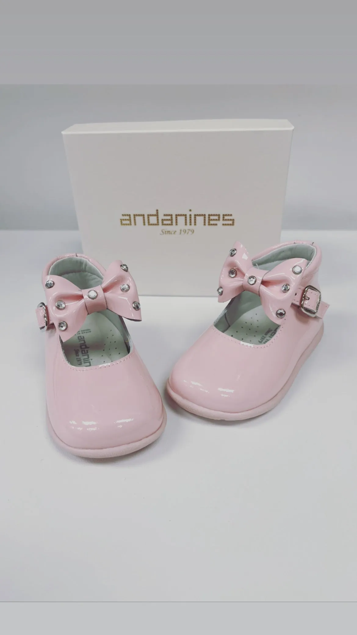 231287 Pink Stud Patent Bow Andanines