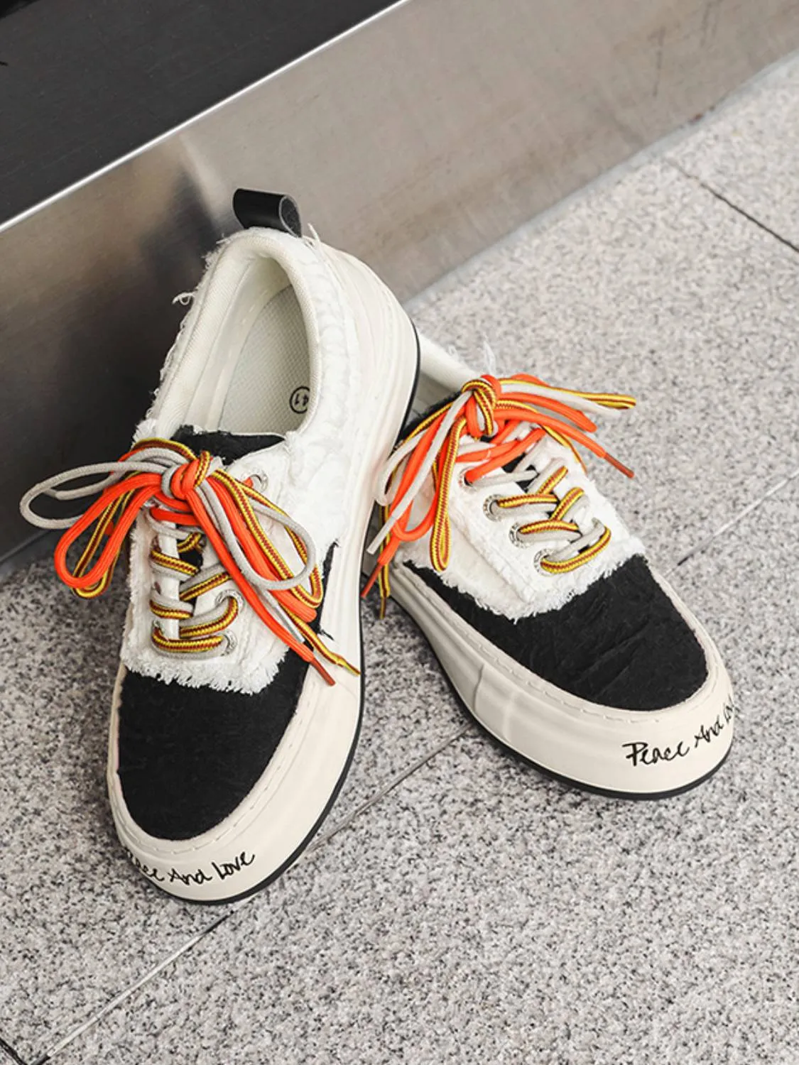 Contrast Label Skate Shoes